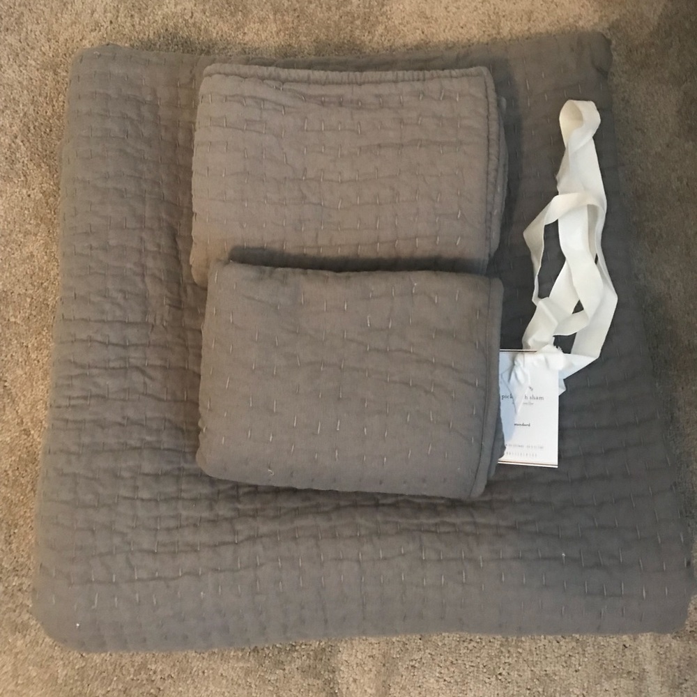 Pottery barn full/Queen quilt comforter